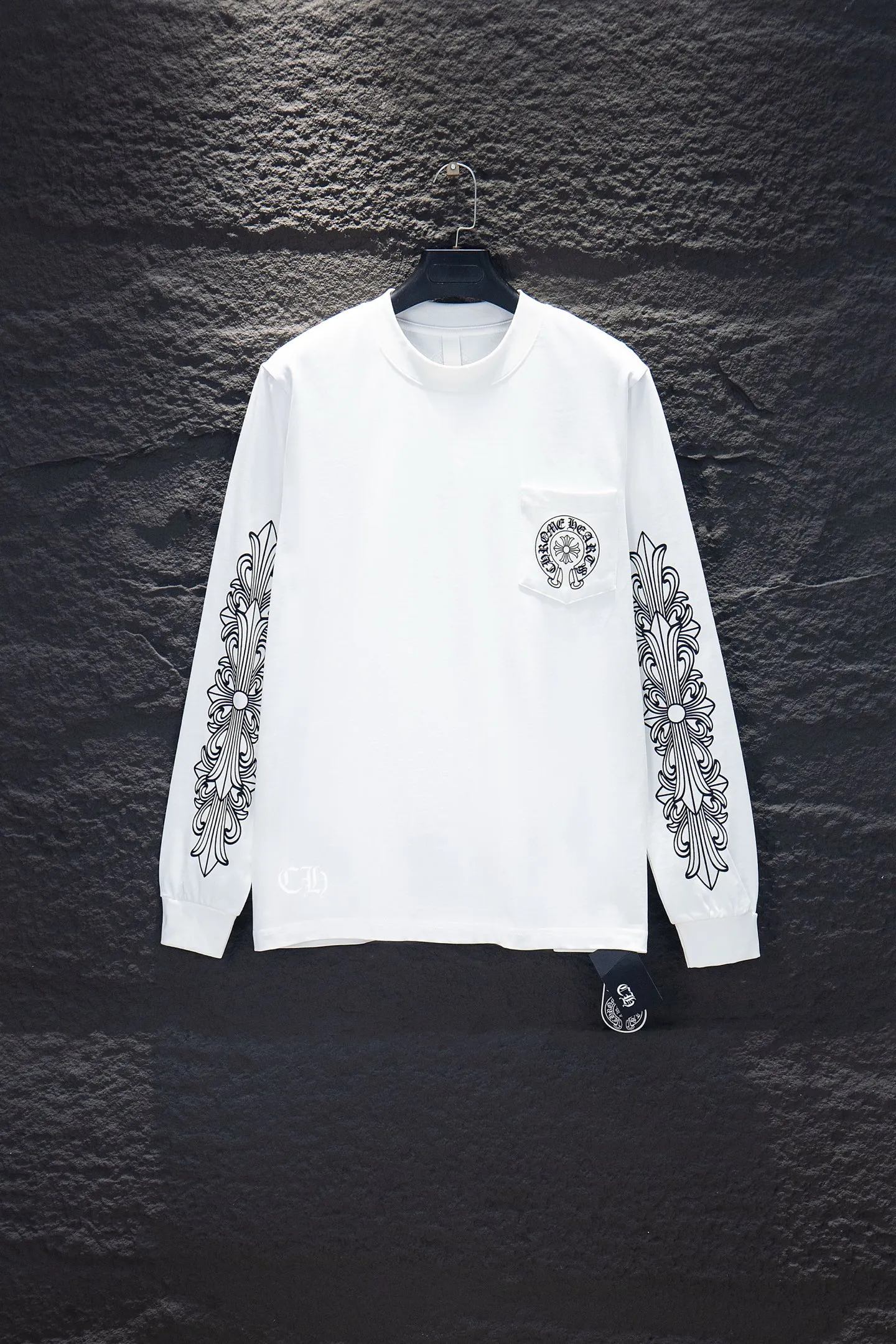 P220 🆕 Chrome hearts limited edition 300g. It is different from the low weight in the market. The os version is really charming. Chrome hearts are really unique. Each season's new version is the best. It is very practical and can be worn casually. Nice✔️ - ⚠️100% cotton. Made of 26-count double yarn and 300-gram pure cotton fabric. Made from imported knitting needle carded cotton, the thickness is moderate, drapey and contoured, making the upper body comfortable! ! It is very tolerant to fat body types and can instantly lose five pounds after wearing it!  The front cuffs and back chest are made of direct-injection printing environmentally friendly glue material, using a mechanized printing process. Mechanical printing has high precision, the positioning accuracy can reach ±0.02mm, and the quality is stable.  The neck strap is made of pure cotton and is cut from one piece. It has no color difference and will not deform. The body of the garment is treated with printing elements on both sides, which greatly increases the interest of the clothing; it has a unique visual effect. The special washing effect creates a unique distressed effect. In the past two years, the oversize version has become the focus of the trend and has been a popular staple in the past two years. The change of designers has made this brand an instant hit. The progress of the times also requires the blood impact of fresh elements and trendy designs to continue the glory! It’s stylish both inside and outside, a must-have for high street travel! An absolute "eye-catching style" that can match couples 💏 Color: Black White Size: S M L XL
